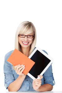 Frau mit Notizbuch und Tablet in der Hand