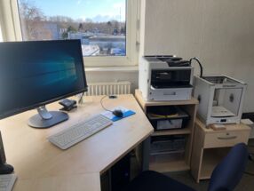 Foto aus der Medienwerkstatt in Kronshagen. Abgebildet ist ein Arbeitsplatz inklusive Drucker und 3D-Drucker