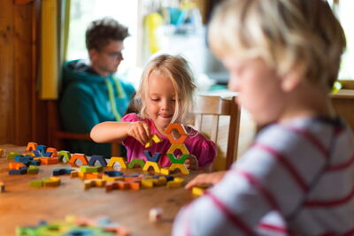 Kinder spielen mit Baukloetzen