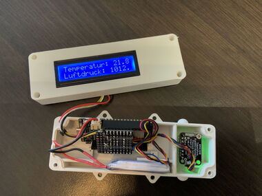 Kleine Wetterstation zur Messung von Temeratur und Luftdruck, geöfnetes Kleingehäuse mit Blick auf die Elektronik