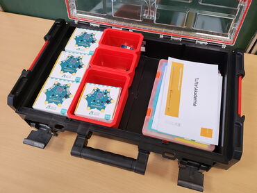 Geöffneter Transportkoffer mit mehreren Calliope sowie Zubehör