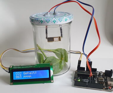 Ansicht Messaufbau "Flaschengarten" mit Arduino Mikrocontroller
