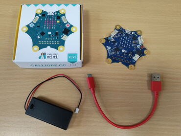 Verpackung eines Calliope mini, ausgepakte Einzelteile
