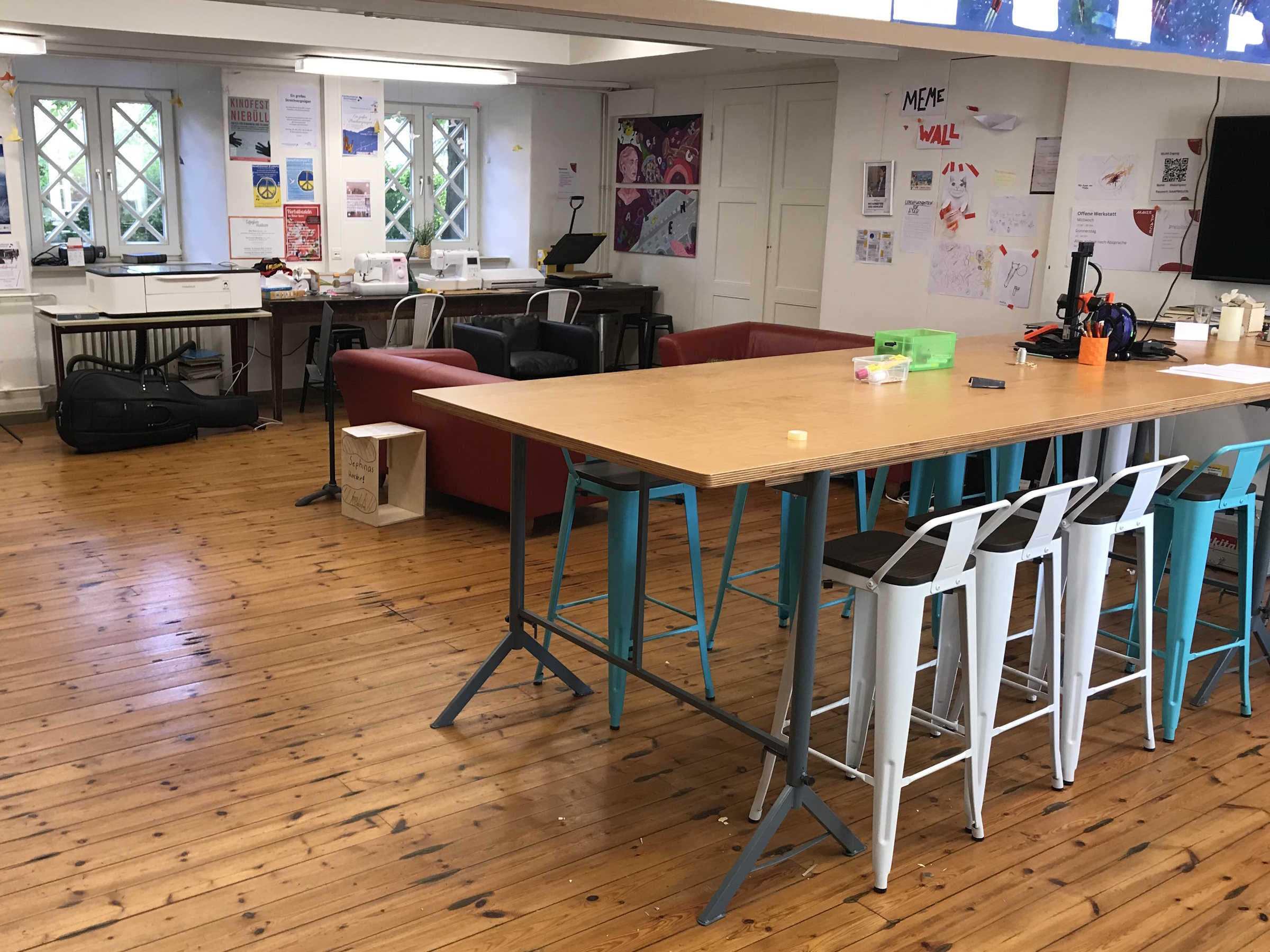 Einblick in einen eingericheteten Makerspace in einr Schule. Tische, Sitzgelegenheiten, Geräte usw.