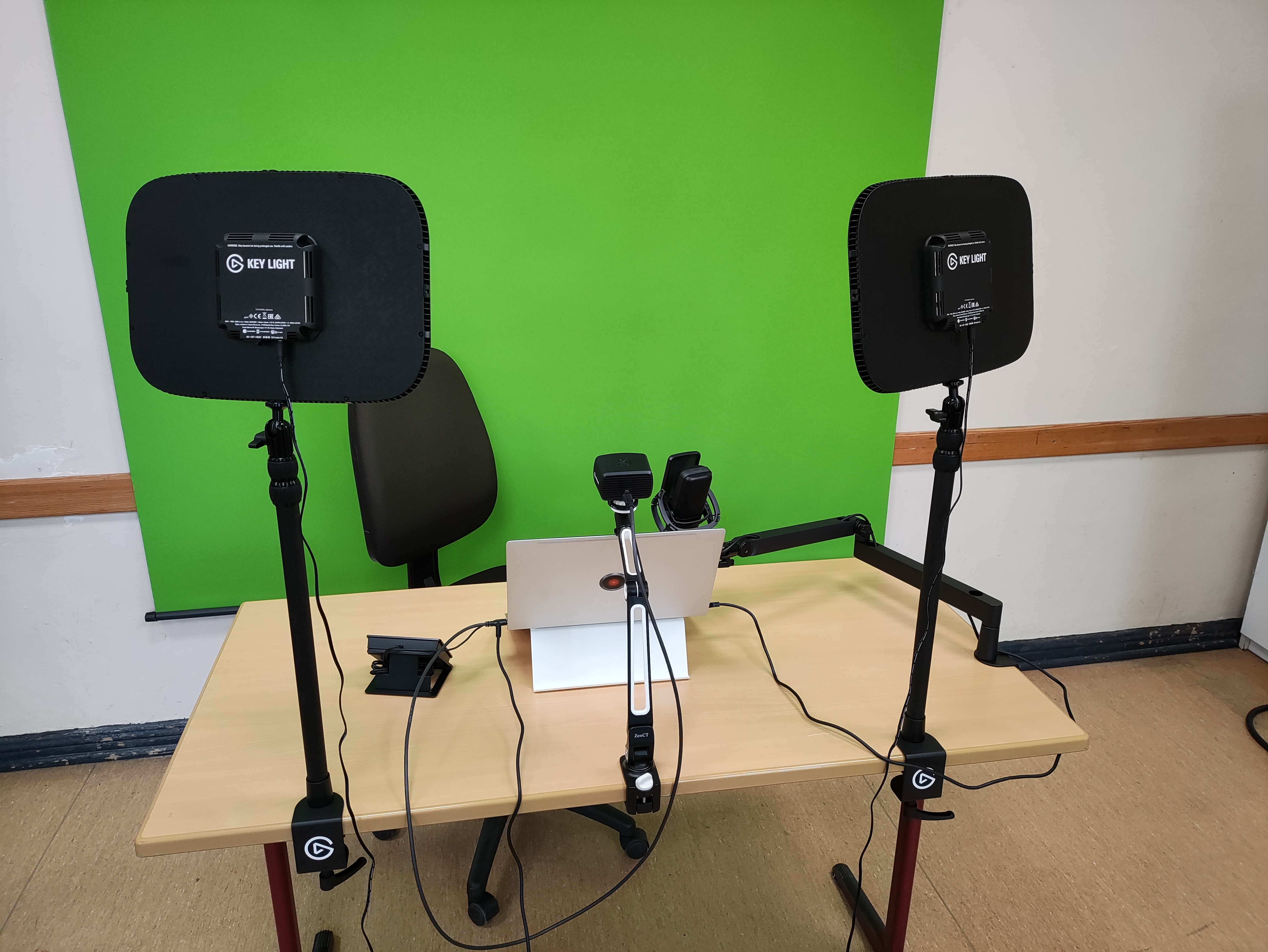 Blick auf den Videobereich mit Mikrofonen, Tisch, Leuchten und Greenscreen