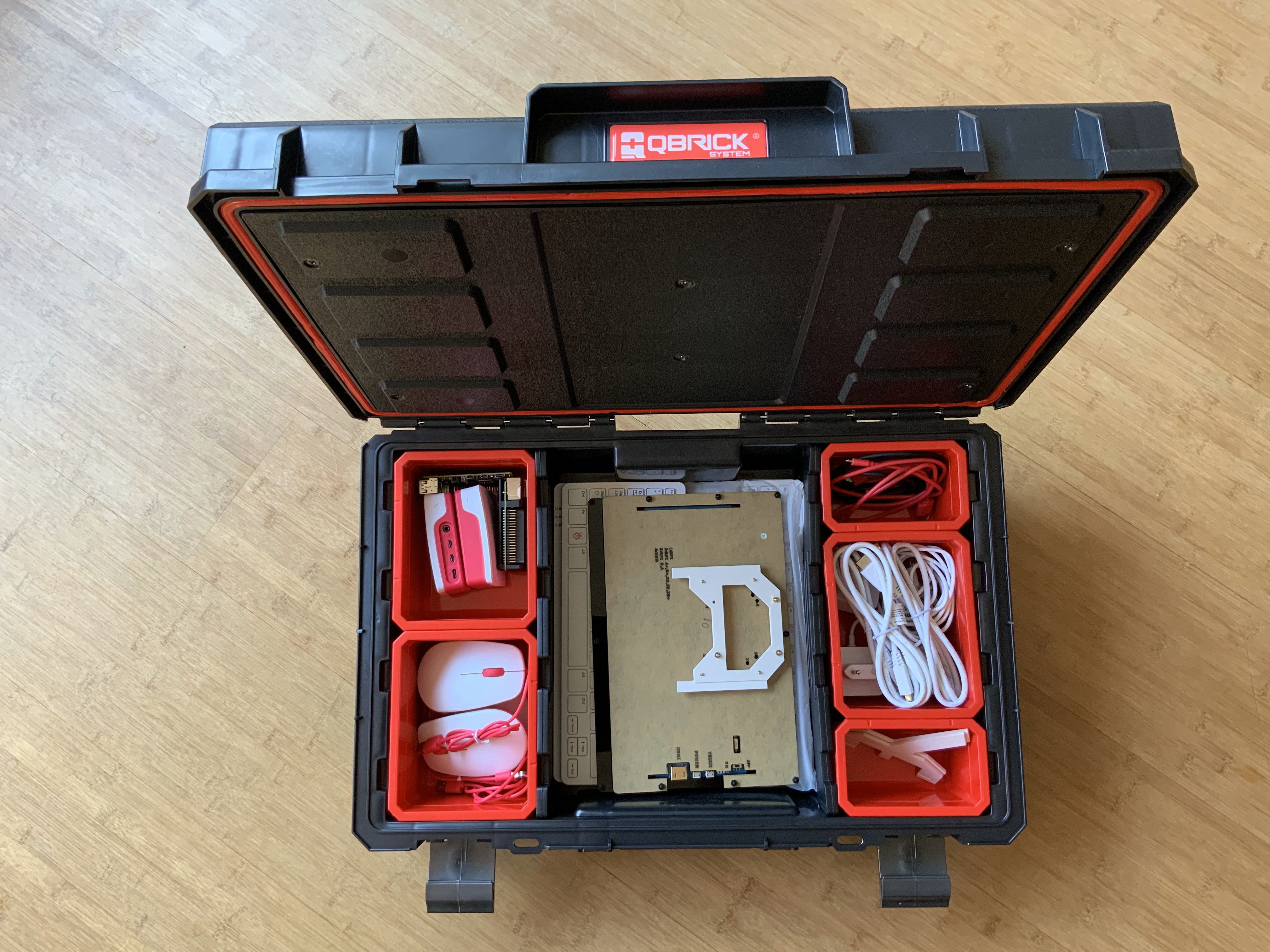 Geöffneter Mobiler Makerspace-Koffer