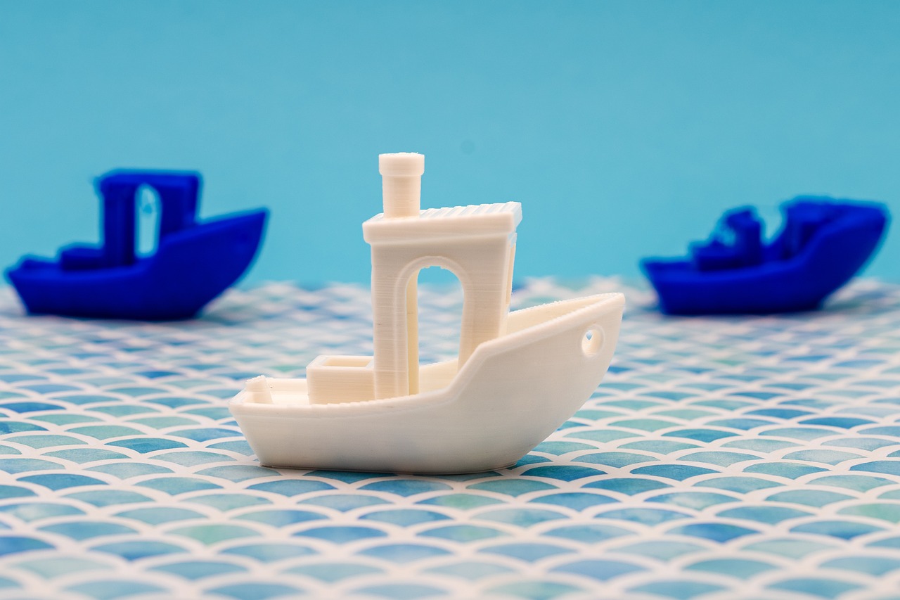 Nahansicht eines über 3D-Drucker hergestellten kleinen Schiffes